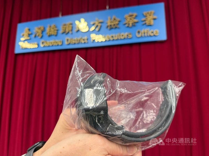 中油公司煉製部前執行長徐漢涉貪一審判刑25年，宣判前破壞電子腳鐐逃亡，後續由警方在21日於屏東縣萬巒鄉潮州大橋河旁，尋回遭徐漢丟棄的電子腳環。中央社記者張已亷攝　115年3月25日