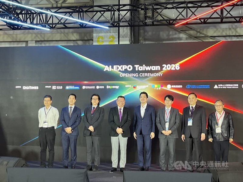 台北市長蔣萬安（右4）出席「台灣人工智慧博覽會AI EXPO Taiwan開幕活動」表示，「李光耀世界城市獎」是國際公認全球城市治理的諾貝爾獎，台北市非常榮幸獲頒「特別獎」殊榮。中央社記者楊淑閔攝  115年3月25日