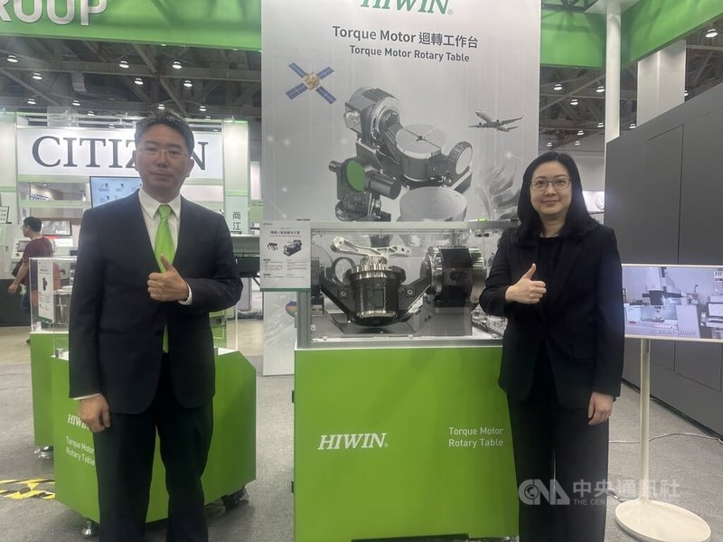 2026台灣國際工具機展25日在台中國際會展中心登場，上銀集團整合上銀科技、大銀微系統與邁萃斯精密3大事業體聯合展出。圖為上銀董事長卓文恒（左）、大銀微系統董事長卓秀瑜（右）。中央社記者鍾榮峰攝　115年3月25日