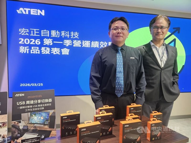 宏正全力搶攻伺服器機櫃商機，今年前2月機櫃業務營收年成長3位數，宏正資深副總經理林勇達（左）預告，6月參展台北國際電腦展，將推出符合輝達規格的MGX架構機櫃產品，爭取更大商機。圖右為宏正財務長田慶威。中央社記者曾仁凱攝　115年3月25日