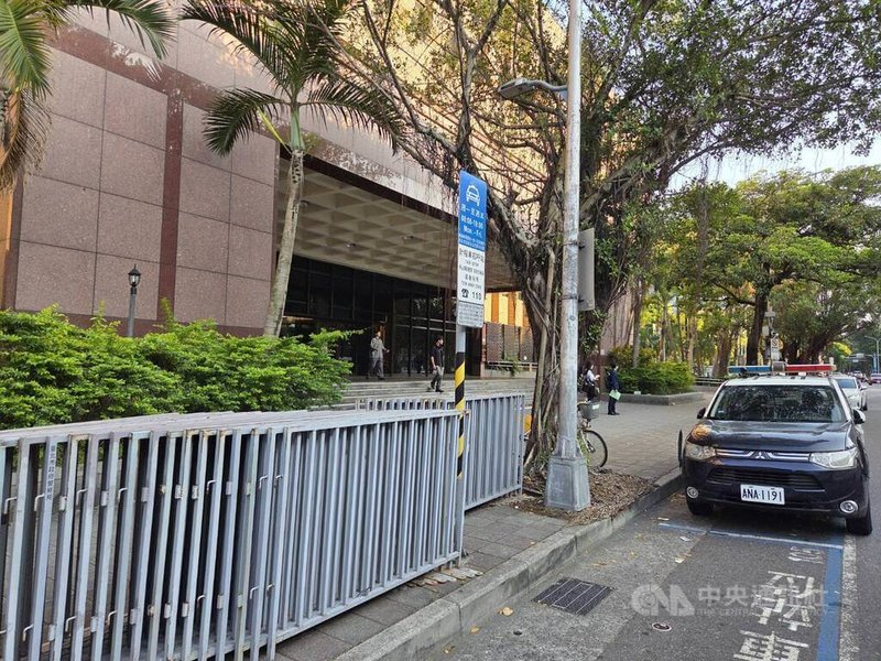 台北地方法院審理京華城、前民眾黨主席柯文哲政治獻金等案，26日一審宣判在即，警方25日預先在法院周遭放置阻材。中央社記者謝君臨攝　115年3月25日