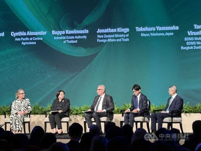 日本橫濱市長山中竹春（右2）25日出席經濟學人在曼谷舉辦的「亞洲永續週」論壇，分享地方政府在城市永續上的經驗。中央社記者李宗憲曼谷攝　115年3月25日
