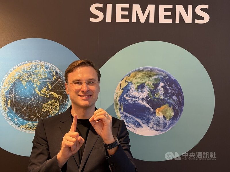 台灣西門子總裁暨執行長張合翕（Frank Grunert）25日出席年度記者會表示，人工智慧（AI）並非泡沫，AI將引領台灣產業發展邁向「黃金10年」。中央社記者吳家豪攝 115年3月25日