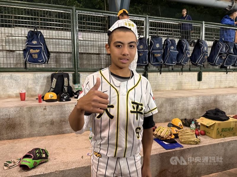 115年謝國城盃少棒錦標賽賽持續展開，屏東大平國小25日與台中大仁國小鏖戰至延長賽第7局，大平終結者陳恩宇（圖）後援穩守，最終靠著對手再見暴投，大平就以4比3搶勝闖4強。中央社記者謝靜雯攝 115年3月25日