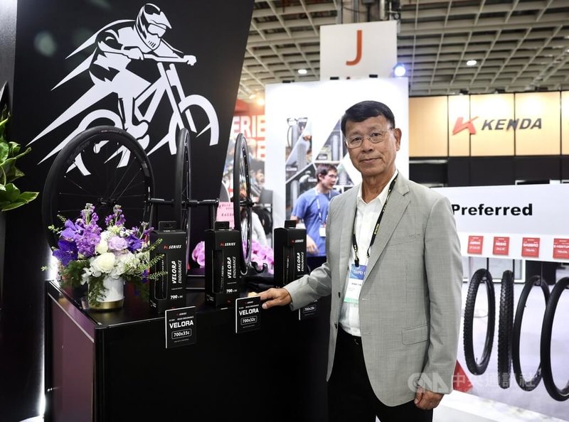 建大輪胎董事長楊啟仁25日在台北南港展覽館出席台北國際自行車展，在建大展間與自家產品合影。中央社記者王飛華攝　115年3月25日