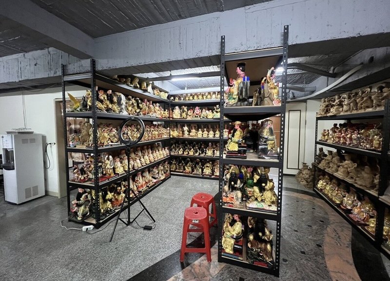 高雄鳳山一間佛具店離職員工在任職10年間，陸續偷竊上千尊佛像與神明用品，再把贓物低價轉售。警方逮捕2名前員工，將相關贓物全數查扣到案，追回加總市值約新台幣7500萬元的上千尊佛像。（高雄鳳山警分局提供）中央社記者洪學廣傳真　115年3月25日