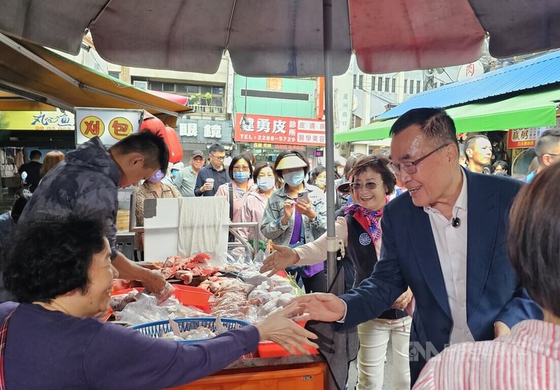 國民黨新北市長參選人李四川（右）25日前往蘆洲湧蓮寺參拜，沿路和民眾問候致意，爭取支持。中央社記者王鴻國攝　115年3月25日