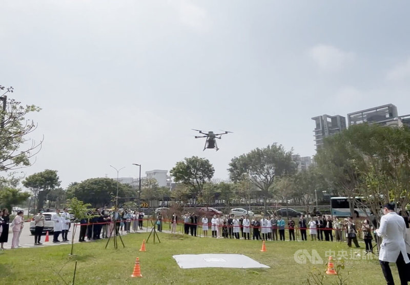 台大醫院新竹台大分院攜手新竹縣消防局與科技業者，25日舉辦「無人機醫療救援物流記者會」，宣布正式啟動無人機醫療救援物流策略合作，現場也展示如何透過無人機運送物物資。中央社記者魯鋼駿攝 115年3月25日