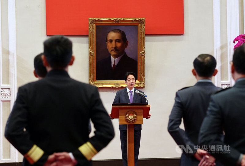 總統賴清德（中）25日主持4月將官晉任授階典禮時表示，立法院正在審議國防特別預算條例，期待立法院不分黨派，一起支持不打折的行政院版國防特別預算條例草案，讓國軍有更充足的資源、更先進的裝備及更堅實的應變能力。中央社記者郭日曉攝 115年3月25日