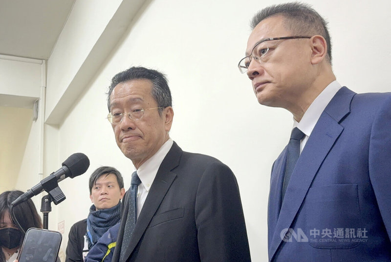 國防部長顧立雄（右2）25日在立法院接受媒體聯訪，由國防部發言人孫立方（右1）陪同。中央社記者吳書緯攝　115年3月25日