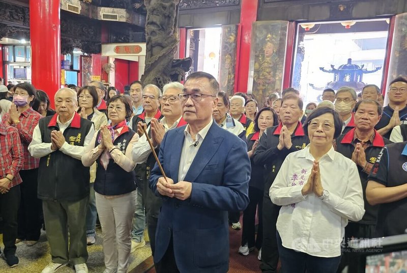 國民黨新北市長參選人李四川（持香者）25日前往蘆洲湧蓮寺參香，祈求國泰民安、風調雨順。中央社記者王鴻國攝　115年3月25日