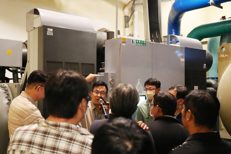 高雄市政府經濟發展局24日舉辦「ESCO與能源管理系統（EMS）推廣說明會暨參訪活動」，說明節能改善措施。（高雄市經發局提供）中央社記者林巧璉傳真　115年3月25日