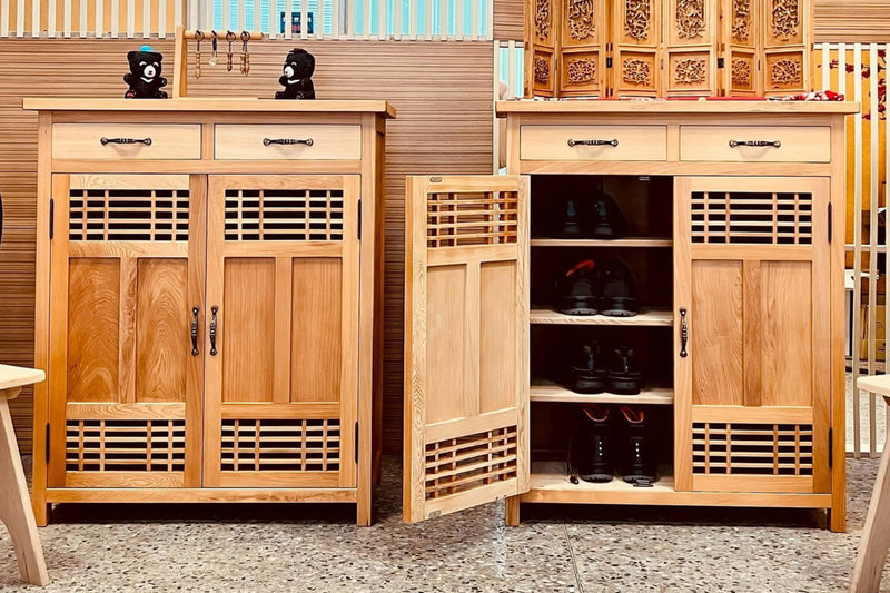 台南市環保局藏金閣師傅選用家具拆解後的檜木與柚木，打造出2座原木鞋櫃，預計將在28日登場的拍賣日活動中成為搶手商品。（台南市環保局提供）中央社記者楊思瑞台南傳真  115年3月25日