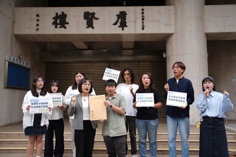 台灣青年民主協會、EdYouth台灣一滴優教育協會與台灣少年權益與福利促進聯盟25日與多名高中生，在立法院群賢樓外舉行記者會，提出「兒童及少年福利與權益保障法」修法訴求。（青民協提供）中央社記者曾以寧傳真　115年3月25日