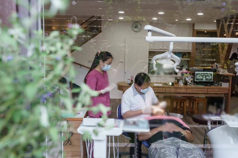 花蓮縣政府補助65歲以上中低收入老人裝假牙，最高補助新台幣4.4萬元，即日起受理申請，符合資格者可到合作院所評估。（花蓮縣政府提供）中央社記者張祈傳真　115年3月25日