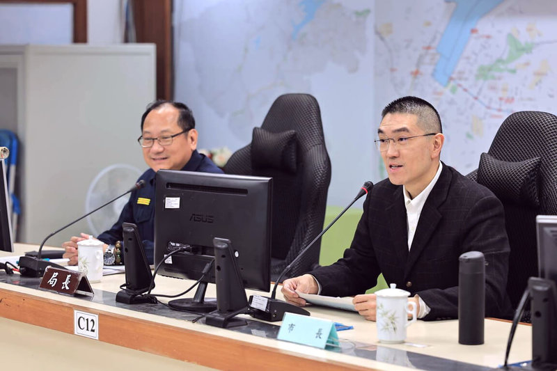 基隆市長謝國樑（右）25日赴市警局參加座談會，宣布市府將提追加預算約新台幣4071萬元，提高警消加給，盼議會支持，為第一線人員提供更完善保障。（基隆市政府提供）中央社記者王朝鈺傳真　115年3月25日