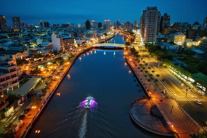 台南市政府規劃4月起舉辦運河百年紀念系列活動，邀請民眾見證運河及城市發展軌跡。圖為台南運河夜景。（台南市政府提供）中央社記者楊思瑞台南傳真　115年3月25日