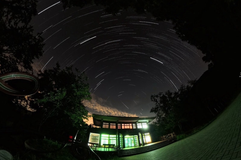 桃園市政府表示，拉拉山夜間觀測銀河清晰度極具觀賞價值 ，市府已向「國際暗空協會」（IDA）遞件申請認證為「國際暗空勝地（International Dark Sky Sanctuary）」 。（桃園市觀光旅遊局提供）中央社記者吳睿騏傳真　115年3月25日