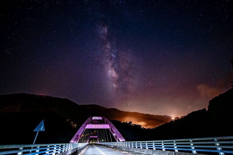 桃園市政府日前遞件為拉拉山申請「國際暗空勝地」認證，截至2月，市府已完成3場地方說明會、3場工作坊、3場復興區國中小天文教育、暗空導覽培訓3場次課程，與22家認證範圍內旅宿商家業者簽訂暗空勝地管理公約，並完成巴陵大橋（圖）等3大觀星潛力點戶外照明先期改善。（桃園市政府觀光旅遊局提供）中央社記者吳睿騏桃園傳真　115年3月25日