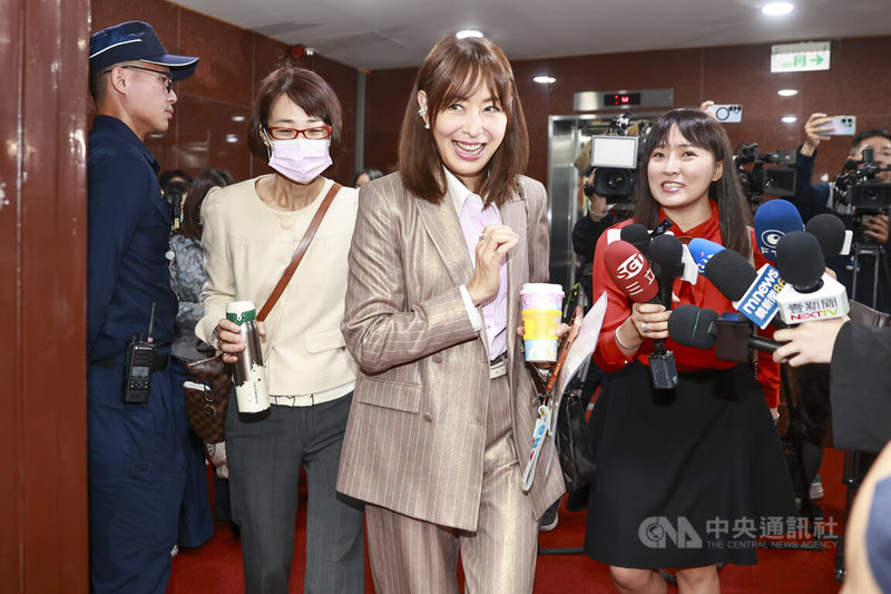 立法院財政委員會25日邀請財政部長率所屬機關首長暨國營事業董事長、總經理(含各轉投資事業機構公股代表之董、監事)列席業務報告,台北金融大樓股份有限公司(台北101)董事長賈永婕(中)列席備詢,會前被媒體堵訪。中央社記者鄭清元攝 115年3月25日