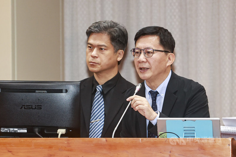 立法院教育及文化委員會25日邀請教育部政務次長張廖萬堅（右）列席審查學校衛生法部分條文修正草案等案，並備詢。中央社記者鄭清元攝　115年3月25日