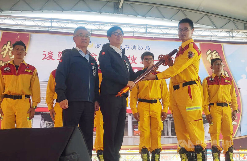 高雄消防局後勁分隊及特搜第一分隊25日成立，進駐楠梓後勁地區。市長陳其邁（前左2）出席典禮，表揚高雄市政府消防局繩索救援隊（KRRT），在今年消防署舉辦的繩索救援競賽中勇奪冠軍。中央社記者洪學廣攝　115年3月25日
