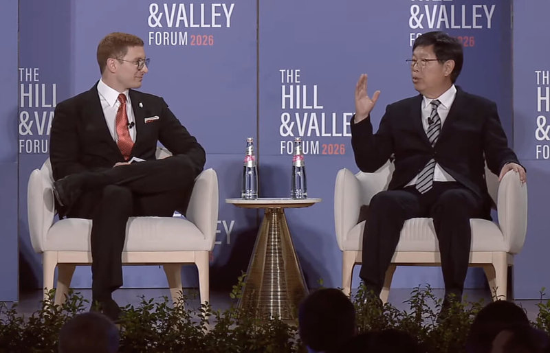 美國「國會山莊與矽谷論壇」年度研討會於美國時間24日登場，鴻海董事長劉揚偉（右）受邀出席對談。（鴻海提供） 中央社記者鍾榮峰傳真　115年3月25日