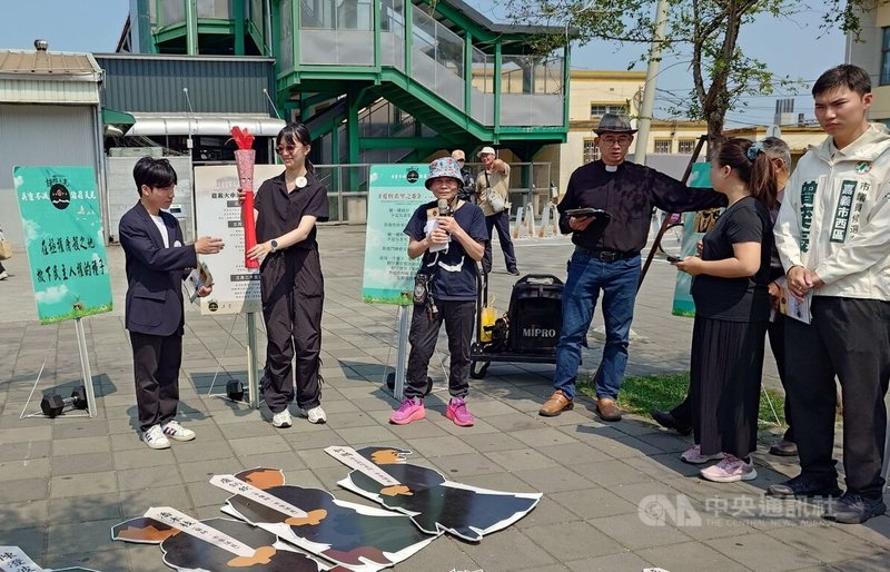 嘉義市民間單位25日在嘉義火車站前廣場舉行228事件79週年追思活動；與會的中正大學學生顏睿甫（左1）、張郁萱（左2）說，希望在民主「補課潮」中，社會邁向和諧共好。中央社記者蔡智明攝　115年3月25日