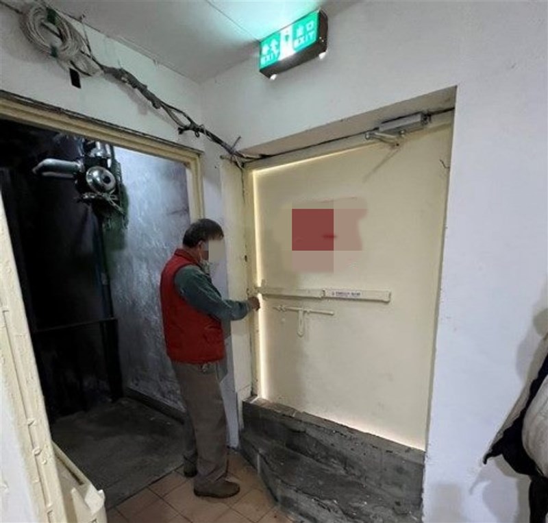圖為台北市建築管理工程處派人檢查6樓至7樓集合住宅公安。（建管處提供）