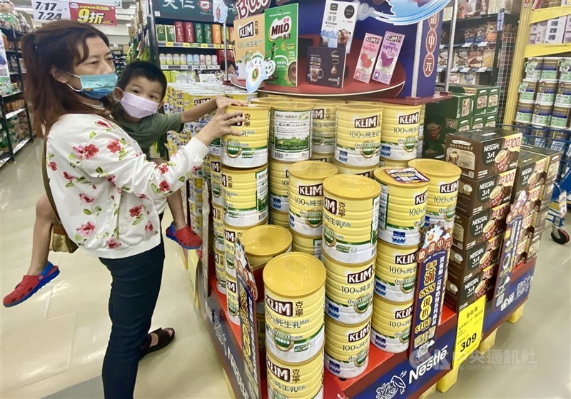 圖為民眾在賣場選購奶粉。（中央社檔案照片）