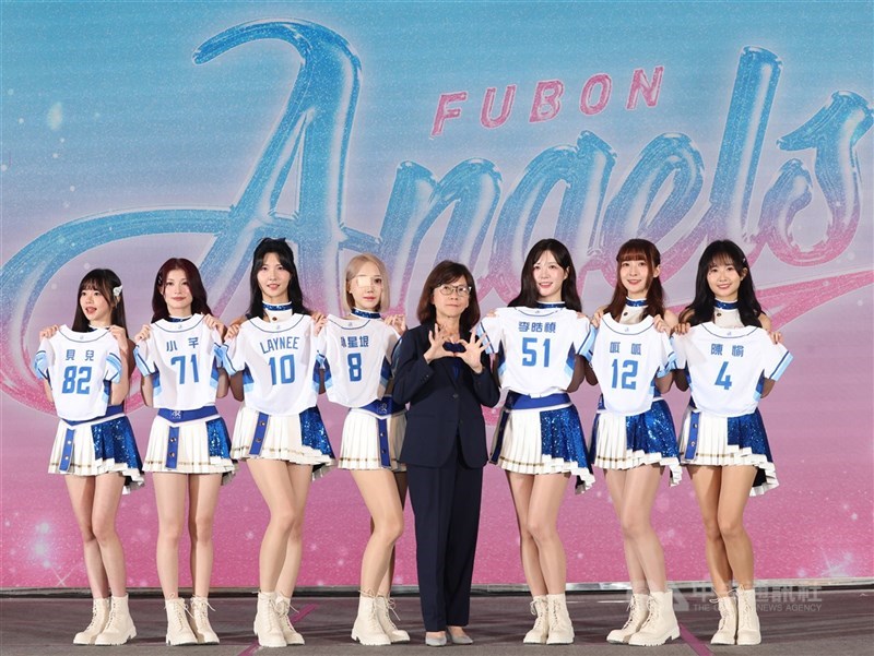 中職富邦悍將專屬啦啦隊Fubon Angels 25日在台北舉辦2026開季媒體發佈會，領隊陳昭如（右4）為新加入的Angels舉行加盟儀式，拿著專屬球衣合影。 中央社記者張新偉攝 115年3月25日