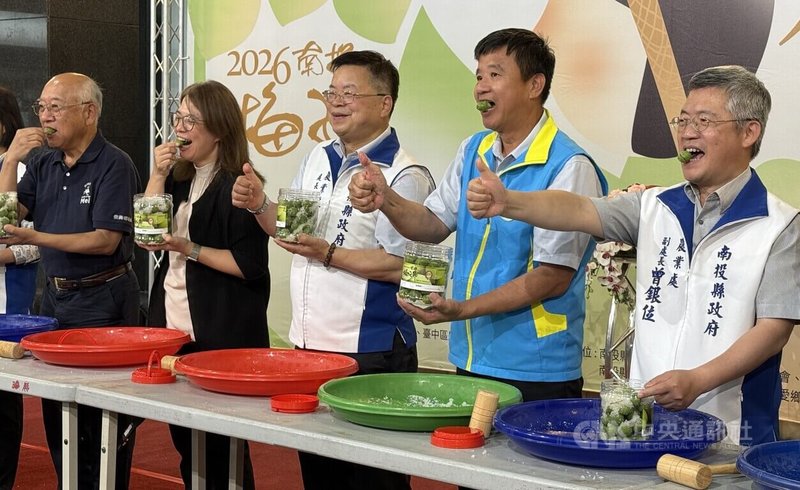 南投縣政府25日宣傳南投梅子節系列活動，縣府農業處長蘇瑞祥（中）與來賓體驗手作青梅。中央社記者蕭博陽南投縣攝 115年3月25日