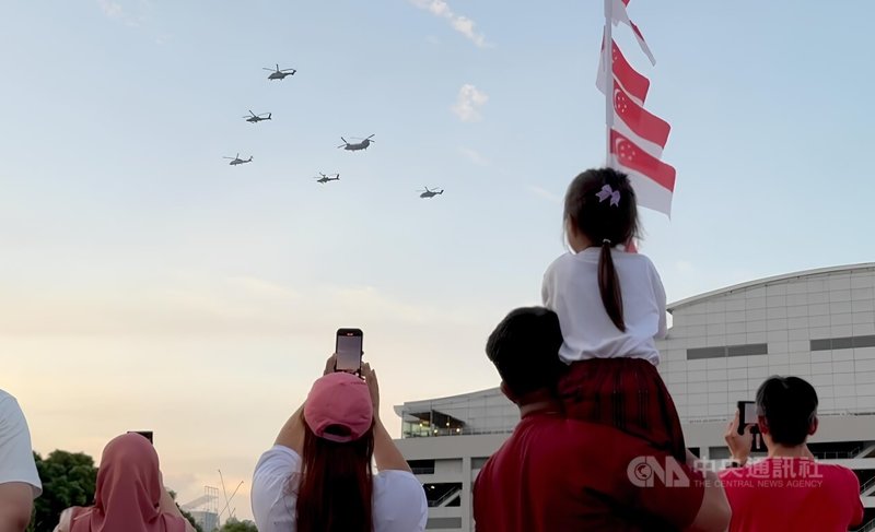 2025年新加坡居民整體生育率降至0.87，再寫歷史新低。圖為2025年新加坡國慶預演活動，民眾帶著孩子觀賞軍方操演。中央社記者吳昇鴻新加坡攝　115年3月25日