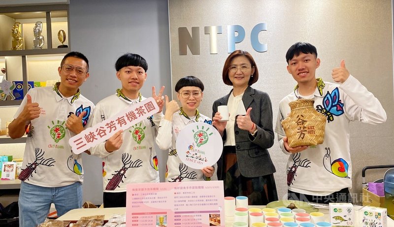 新北市鶯歌陶博館25日舉行「2026春遊三鶯」系列活動記者會，文化局長張䕒育（右2）出席宣傳，邀請民眾一同來場充滿藝術與文化氣息的春日小旅行。中央社記者黃旭昇攝　115年3月25日