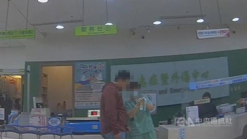 台中1名父親（左）日前因5歲的女兒發燒抽搐衝進派出所求助，警方判斷情況危急，由巡邏車在6分鐘內協助送醫治療，讓家屬相當感謝。（翻攝照片）中央社記者蘇木春傳真　115年3月25日