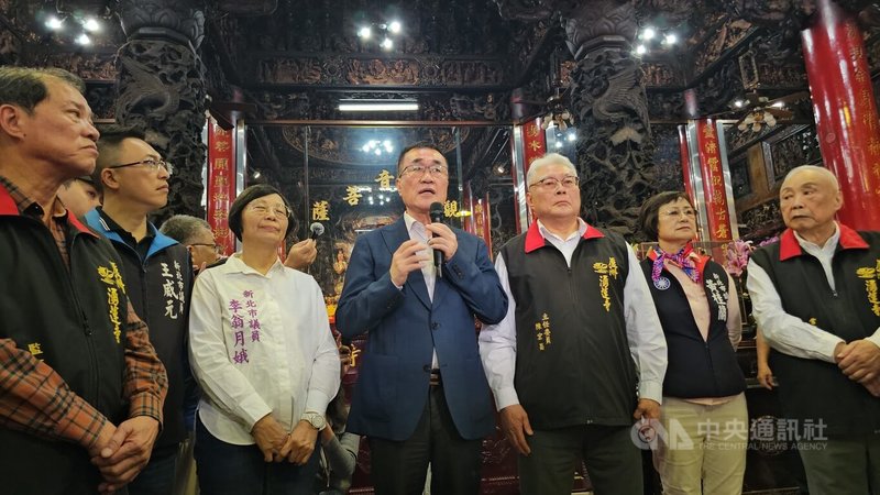 國民黨新北市長參選人李四川（右4）25日在蘆洲湧蓮寺表示，他離開台北市府時，北市府已核定興建從北士科跨越基隆河到社子島的大橋，橋上規劃捷運輕軌建設，未來將經蘆社大橋連結到蘆洲的捷運站。中央社記者王鴻國攝　115年3月25日