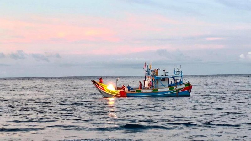 新北市文化局25日表示，金山磺火捕魚「蹦火仔」為台灣北海岸僅存的百年傳統漁法，文化局推動保存與傳承，每年6至8月辦理「蹦火仔」示演與體驗活動，並推出夜賞蹦火船。（新北市文化局提供）中央社記者黃旭昇傳真  115年3月25日