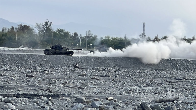 陸軍花東防衛指揮部25日清晨在太麻里海邊舉行實彈射擊，模擬將來犯敵人殲滅灘頭及海上，現場十分震撼。中央社記者盧太城台東攝　115年3月25日