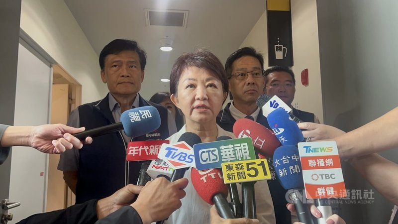 中東戰火影響物資運輸，台中市長盧秀燕（前中）25日表示，中東戰爭導致很多物資缺乏或面臨上漲，建議中央在關注平抑油價時，也要掌握民生供應問題。中央社記者郝雪卿攝   115年3月25日