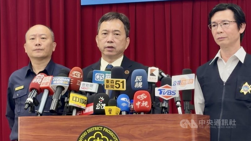 橋頭地檢署25日上午召開記者會，由高雄市警察局楠梓分局長陳奕良（左）、橋頭地檢署襄閱主任檢察官顏郁山（中）、高雄市警察局楠梓分局偵查隊長宋國源（右），說明緝獲中油煉製部前執行長徐漢違反科技監控失聯案。中央社記者張已亷攝 115年3月25日