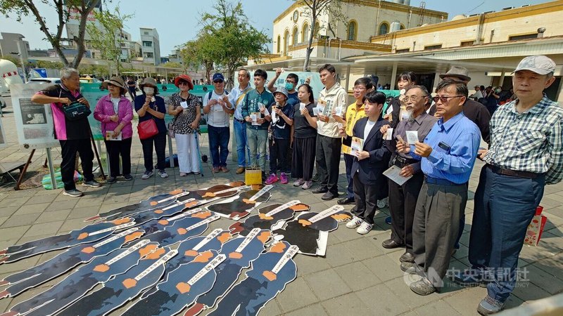 嘉義市民間單位25日在嘉義火車站前廣場舉行228事件79週年追思活動，並期盼台灣永遠自由、和平。中央社記者蔡智明攝　115年3月25日