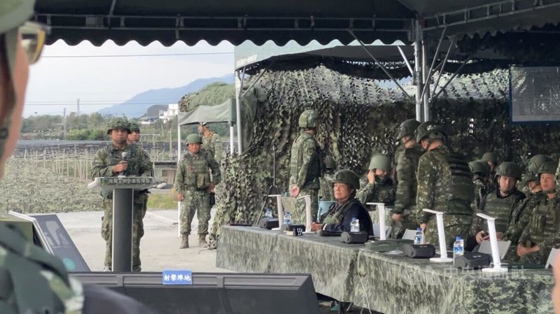 陸軍花東防衛指揮部25日清晨在太麻里海邊舉行實彈射擊，有一名美方技術協作人員（右2）也在現場觀看，提供意見。中央社記者盧太城台東攝　115年3月25日