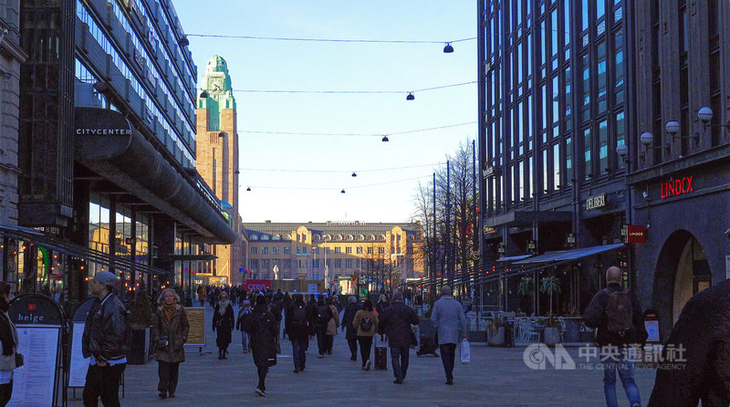 芬蘭9度蟬聯全球最幸福國家，儘管經濟與失業率面臨挑戰，首都赫爾辛基街頭午後陽光露臉，民眾依舊自在漫步，展現芬蘭人特有的安靜與平和。中央社記者巫祈麟赫爾辛基攝  115年3月25日