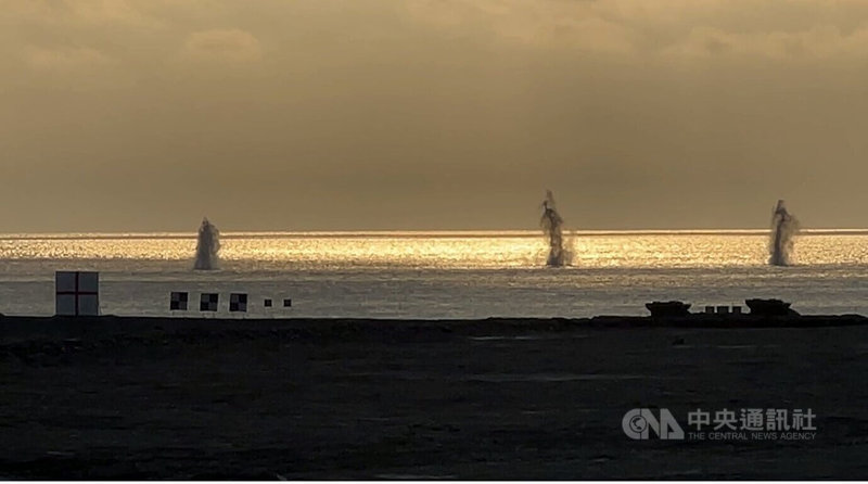 陸軍花東防衛指揮部25日清晨在太麻里海邊舉行實彈射擊，模擬將來犯敵人殲滅灘頭及海上，各式榴砲、迫砲與機槍掃射，激起數米高水花。中央社記者盧太城台東攝　115年3月25日