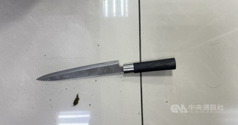 台北市1名5旬張姓男子近日和友人在KTV歡唱發酒瘋，另一方舊識陳姓男子見狀上前勸阻，張男記恨於心於24日清晨率眾尋仇，卻持刀誤傷陳男同行友人邵姓男子，3嫌均遭警方逮捕送辦。（翻攝照片）中央社記者黃麗芸傳真　115年3月25日