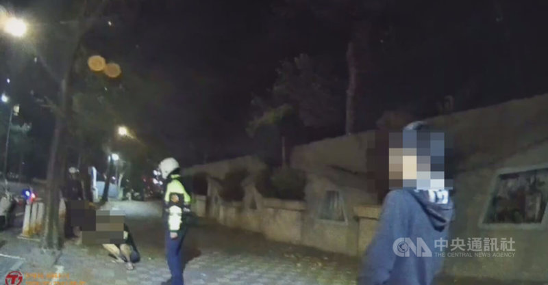 台中警方23日凌晨獲報大里區路旁有兩方人馬打架，經員警到場了解，發現雙方是因藍牙耳機未歸還引發糾紛。（翻攝照片）中央社記者蘇木春傳真　115年3月25日