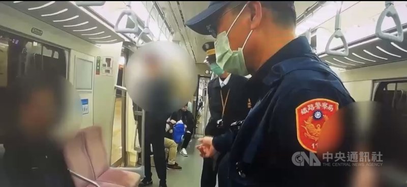 台鐵1248次區間車第8車處有男子出言恐嚇公眾、揚言要殺人，被鐵路警察局員警逮捕送辦。（翻攝照片）中央社記者葉臻傳真　115年3月25日