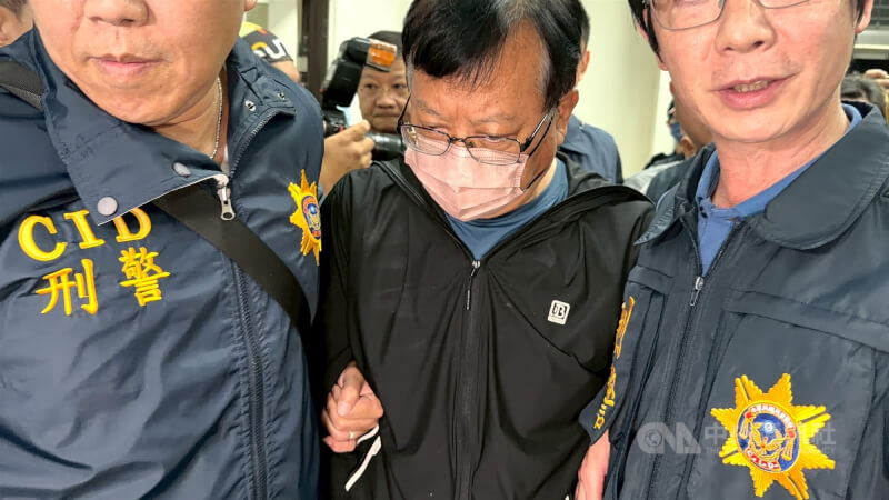 前中油公司煉製部執行長徐漢（中）涉貪，23日一審遭判25年，交保在外的徐漢日前破壞電子腳鐶後逃亡，遭發布通緝，經檢警追查，24日在台東逮獲徐漢，後續解送至橋頭地方法院。中央社記者張已亷攝　115年3月24日