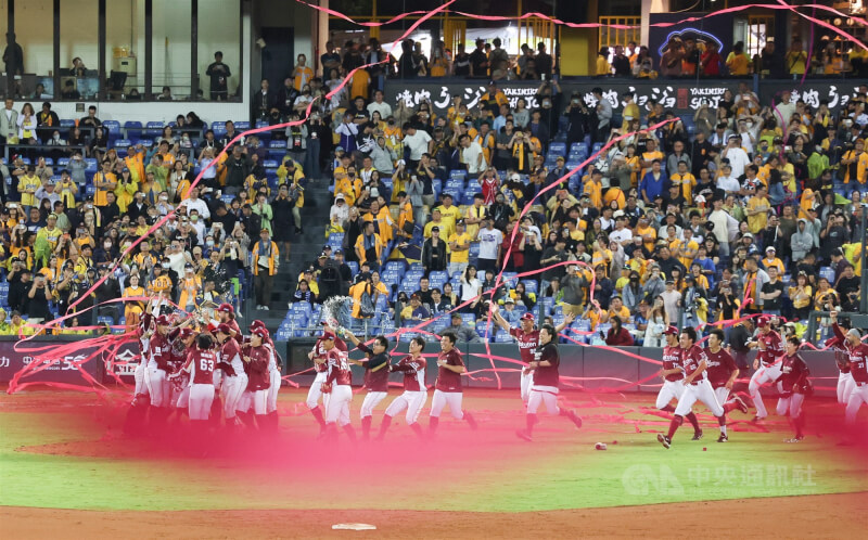 中華職棒37年球季3月28日開幕戰，由去年總冠軍隊伍樂天桃猿迎戰中信兄弟。圖為桃猿2025年總冠軍賽封王瞬間，場上落下酒紅色彩帶。（中央社檔案照片）