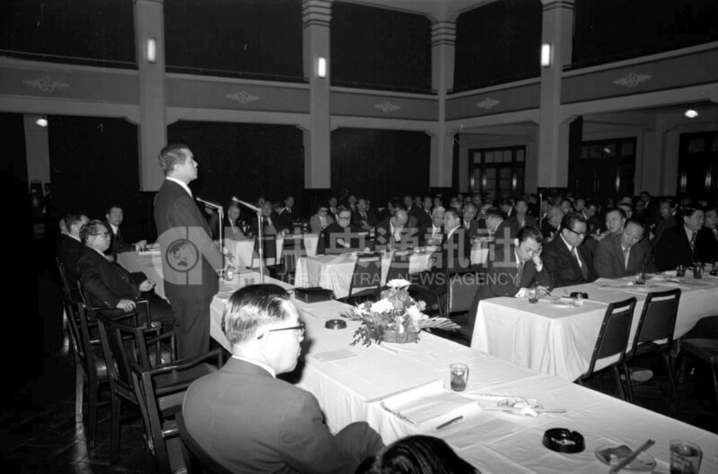 1974年1月31日，經濟部長孫運璿在台北市中山堂說明政府實施「穩定當前經濟措施方案」，旨在緩和物價上漲，增進經濟發展的潛力。（中央社檔案照片）